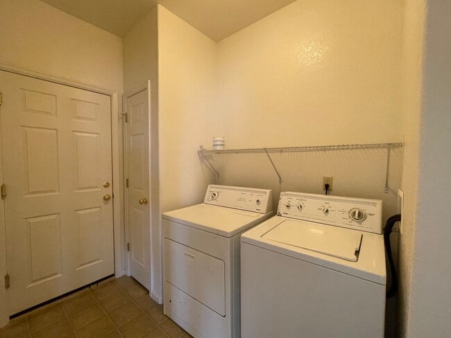 Building Photo - 3Bed 3Bath Home In Erie Available July!