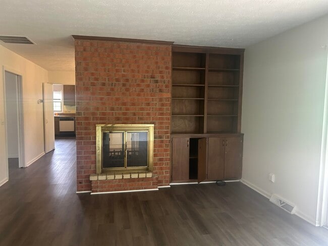 Building Photo - 420 Hillandale Ave