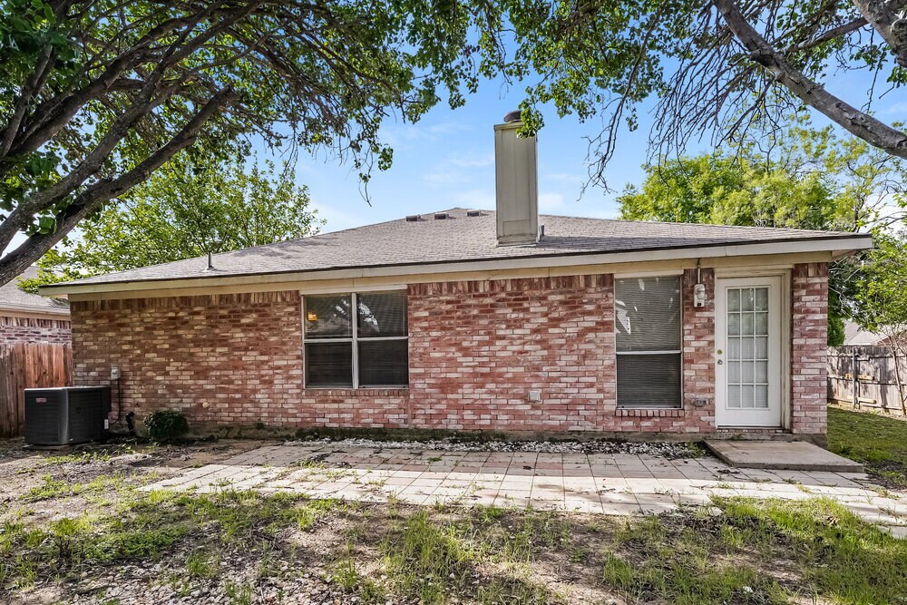 Building Photo - 4001 Periwinkle Dr