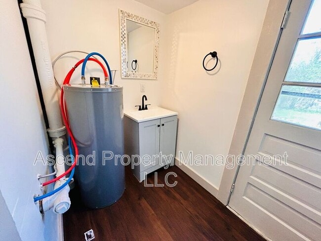 Building Photo - 727 Henderson Ave