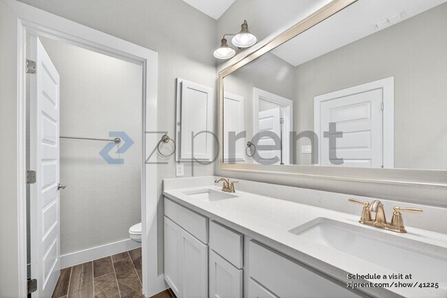 Building Photo - 1511 E Sandalwood Ln