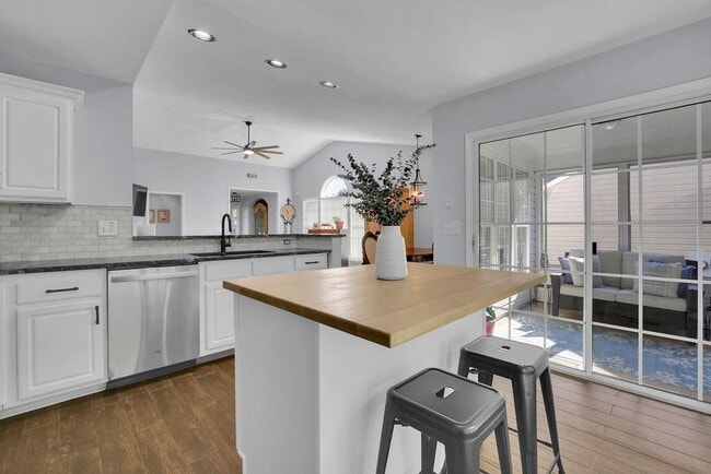 Building Photo - 6760 Waveland Dr