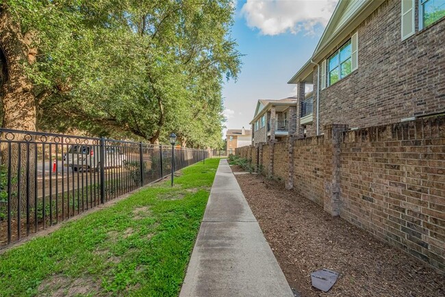 Building Photo - 2865 Westhollow Dr