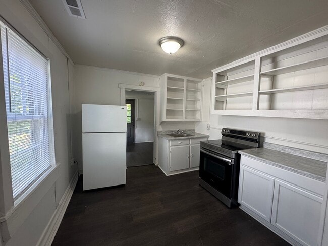 Building Photo - 3 Bedroom 1 Bath House in Columbia!: 50% OFF FIRST FULL MONTH'S RENT!