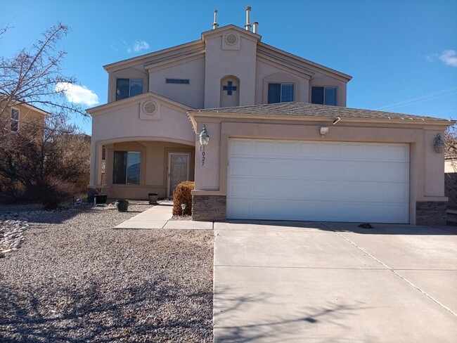 Primary Photo - Spacious 3 bedroom, 2.5 bathroom home! Sho...