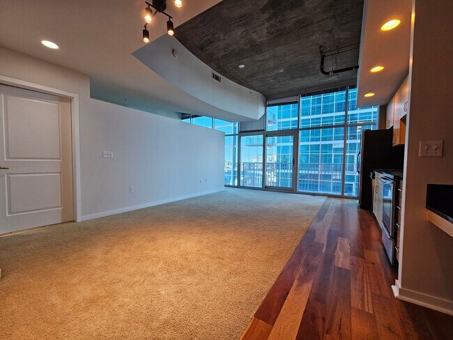 Building Photo - Glass House 1 Bed 1 Bath High Rise Condo w/ Mountain & City Views!!