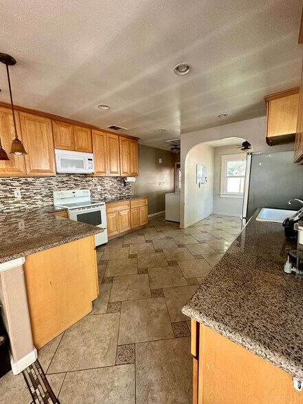 Building Photo - 1421 E Olive Ave