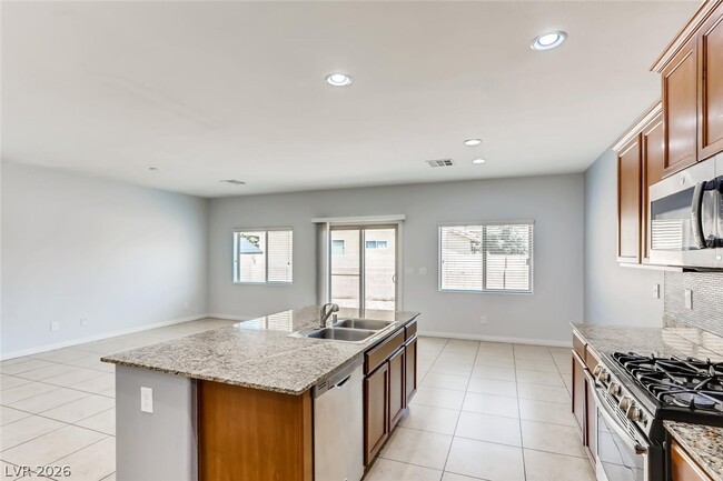 Building Photo - 6828 Majestic Palm Dr