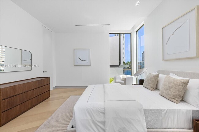 Building Photo - 503 Palm Dr