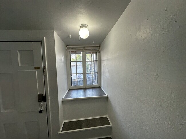 Building Photo - "Charming 1-Bed Oasis in Denver's Heart – Cozy Comforts!"