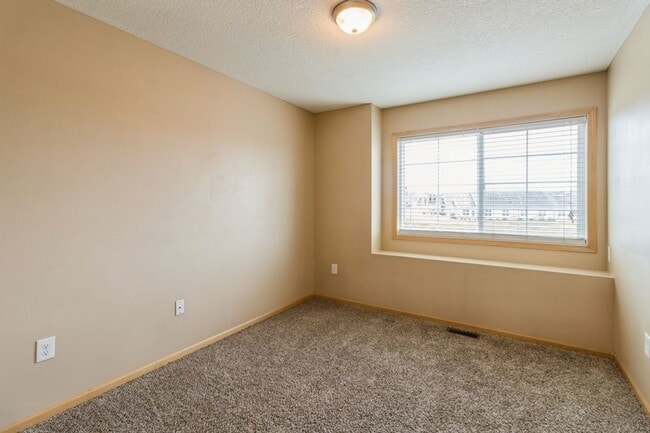 Building Photo - 3 Bedroom 2.5 Bath Townhome. Waukee Schools!!