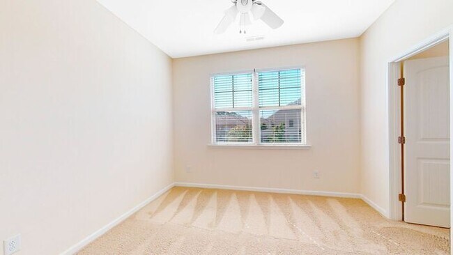 Building Photo - Inviting End Townhome with Loft, Granite Kitchen & 2-Car Garage , Near RTP, RDU, I-40 & I-540