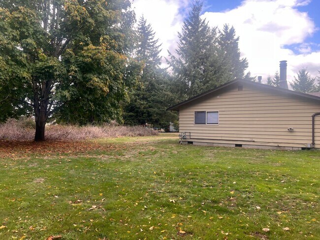 Building Photo - Holiday Savings - $500 Off 1st Months's Rent - Charming 3bd/2 Home