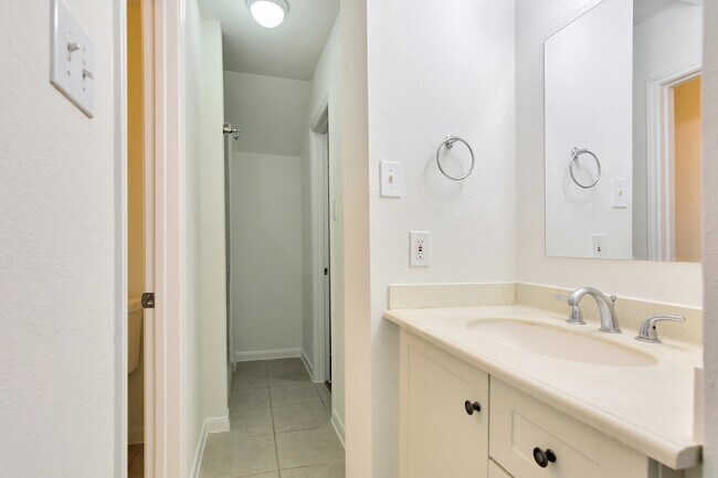 Building Photo - 22 N Queenscliff Cir