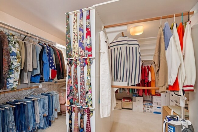 Building Photo - 6 South Peak