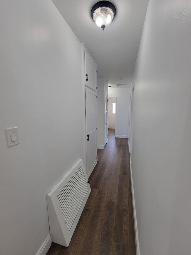 Building Photo - SPACIOUS 3BD/2BA WITH GARAGE, LAUNDRY AND ...