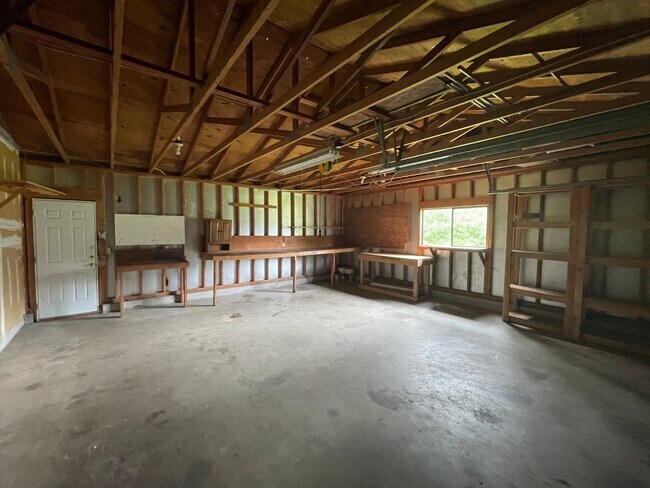 Building Photo - Pet Friendly, Private 3 Bedroom Home