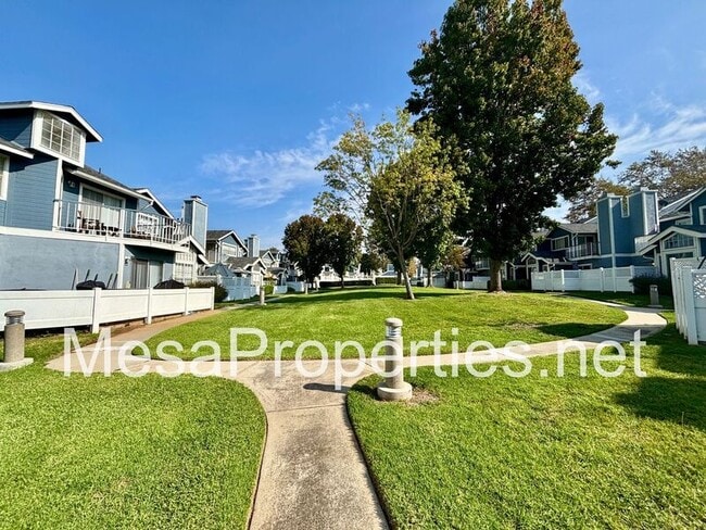 Building Photo - 118 N Glendora Ave