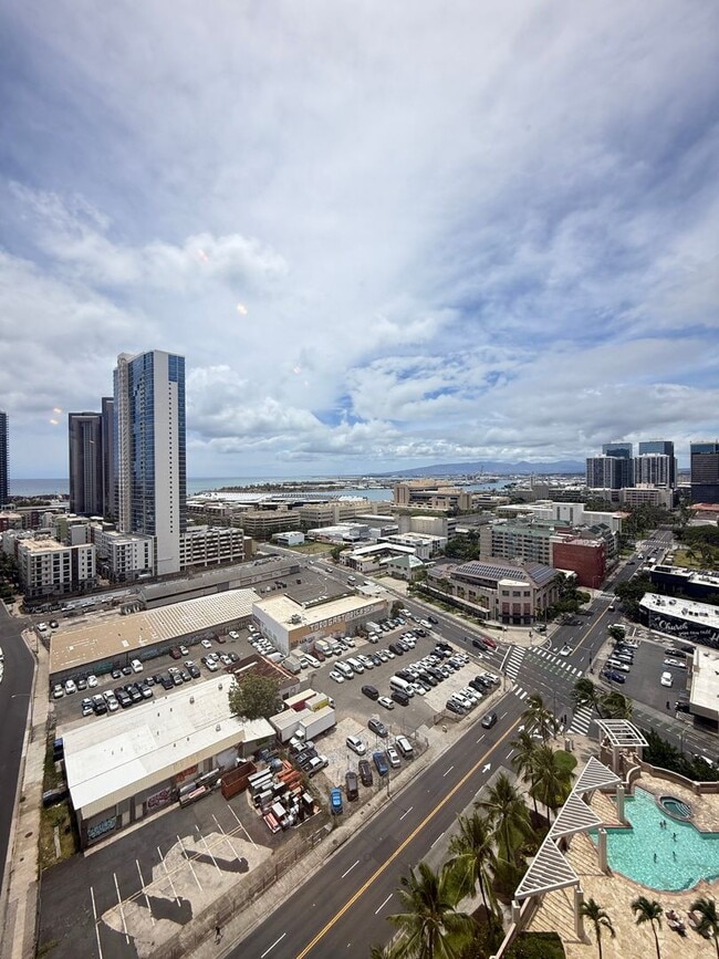 Building Photo - Available Now 1 Bed, 1 Bath, Kaka'ako, Oce...