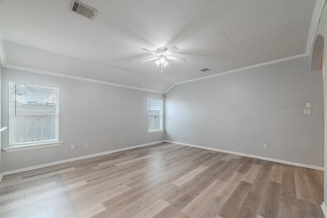 Building Photo - 834 Elkhart St