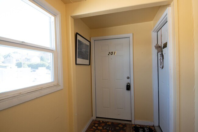 Building Photo - 645 SE Fidalgo Ave