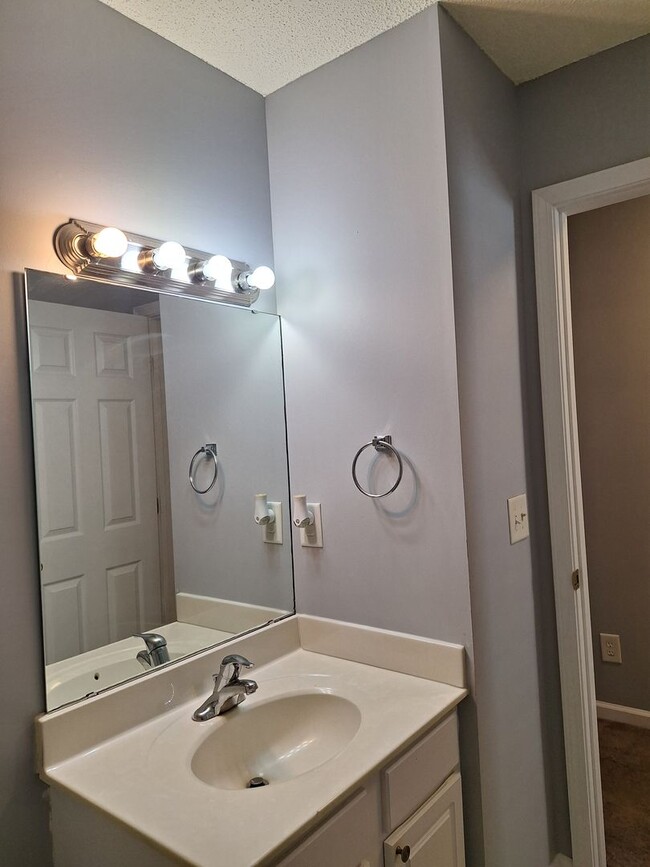 Building Photo - Wonderful Four Bedroom Home in Northeast C...