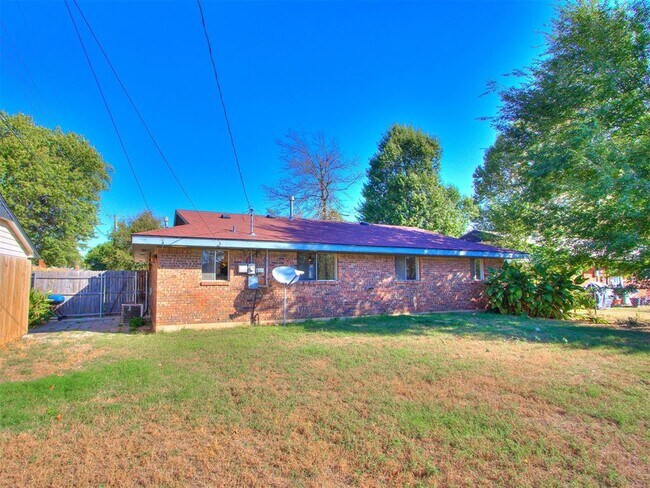Building Photo - 2016 Melrose Dr