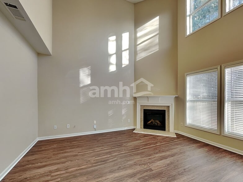Building Photo - 2323 Jasmine Glen Dr