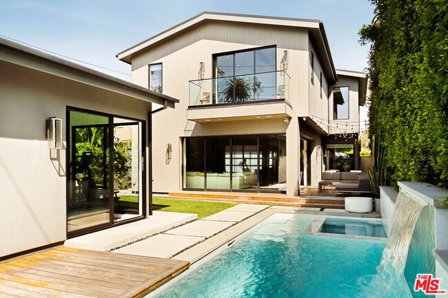 Building Photo - 2137 Glyndon Ave