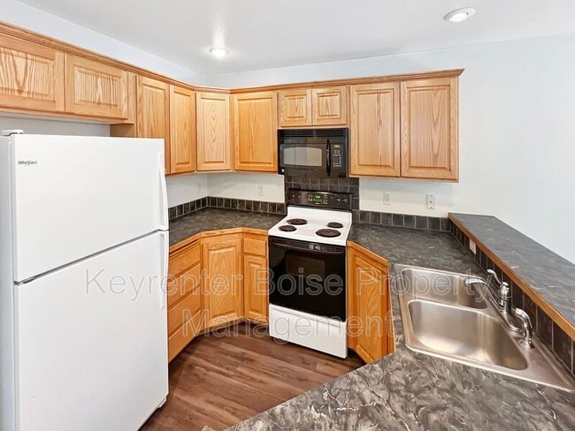 Building Photo - 2152 S Dorothy Ave
