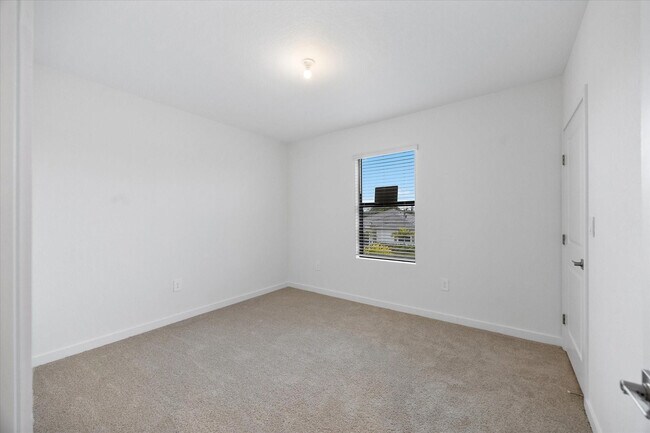 Building Photo - 713 SE 15th Ave