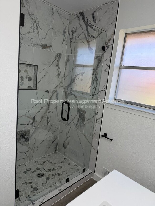 Building Photo - 905 Bromwich St