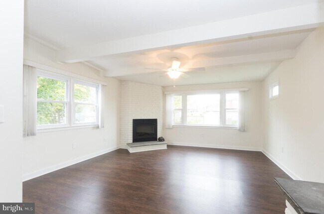 Building Photo - 431 Main St