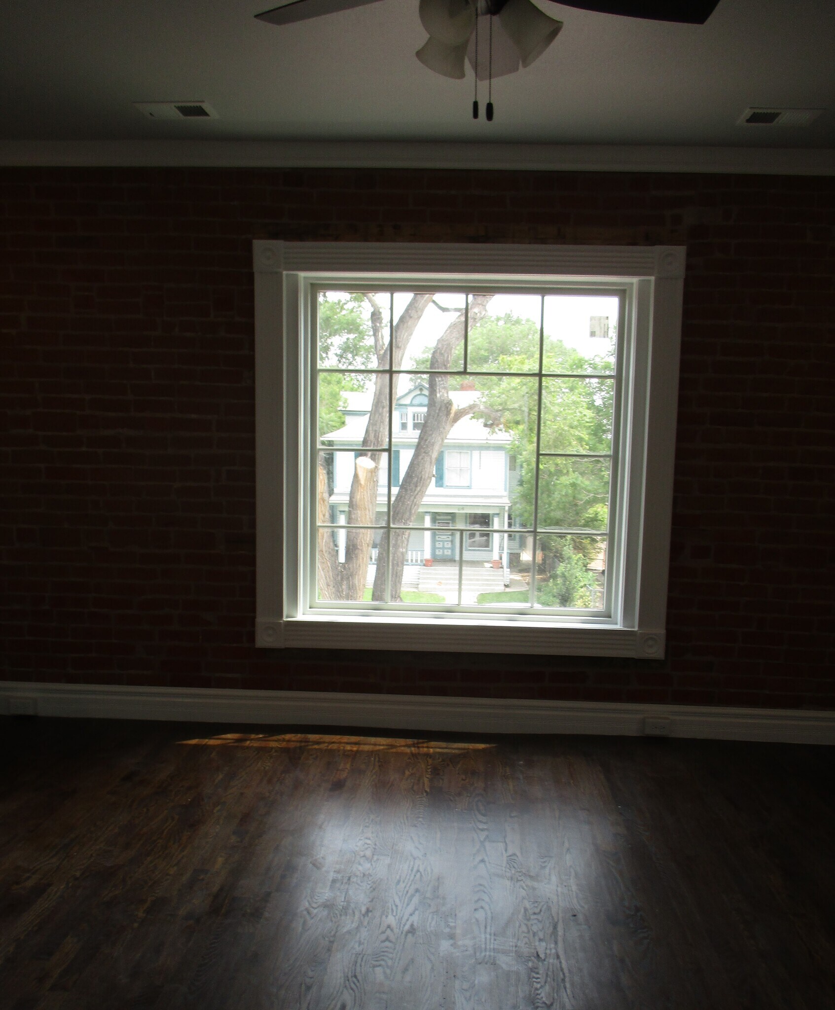 Building Photo - 615 W 11th St