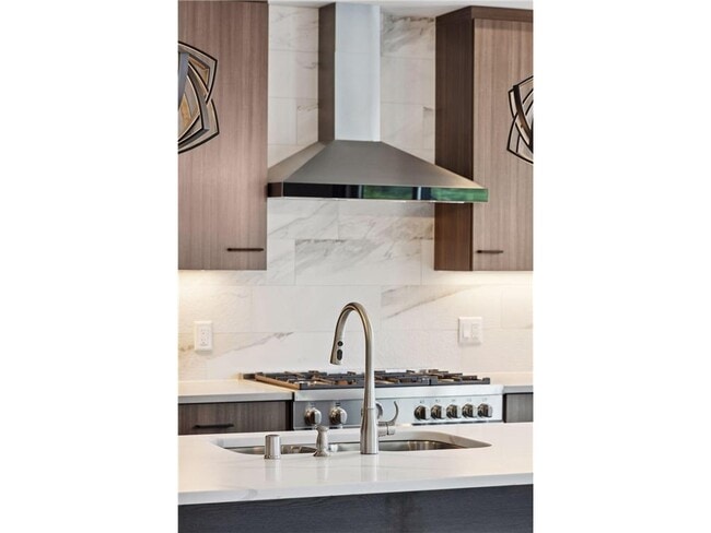 Building Photo - 253 Lake St E