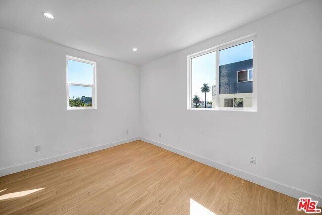 Building Photo - 227 S Park View St