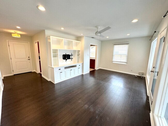 Building Photo - Fabulous 3 bedroom 1 bathroom updated home