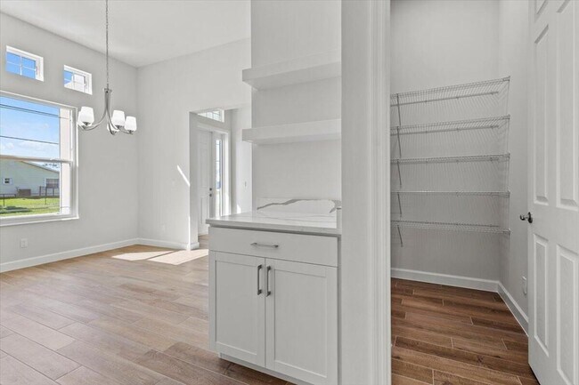 Building Photo - 2041 SW Driftwood St