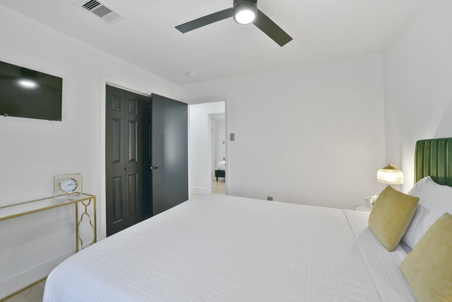 Building Photo - 5122 Hialeah Dr