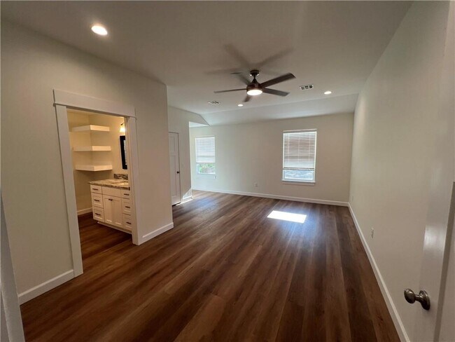 Building Photo - 308 S Collins Ave