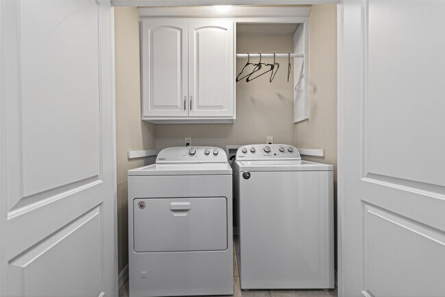 Building Photo - 35 Sheep Meadow Pl