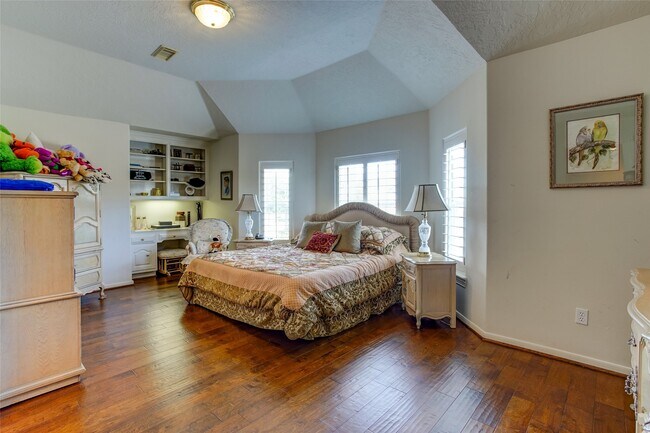 Building Photo - 13703 Lakeshore Way Cove