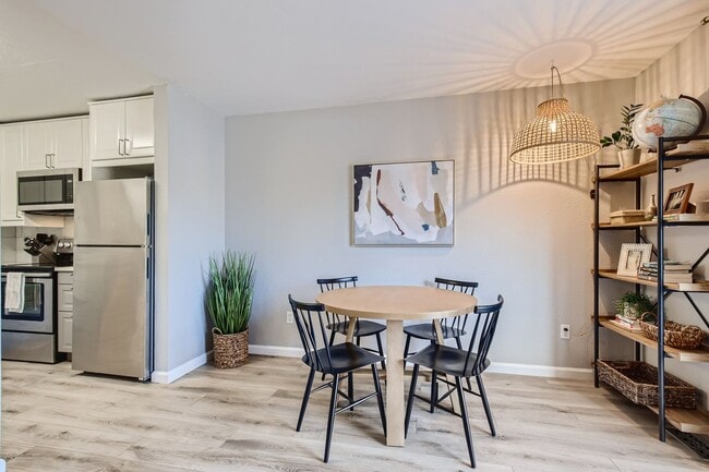 Building Photo - Corner Unit 2 BDR / 2.5 BA Townhome