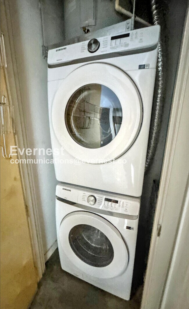 Building Photo - 1 Bed/2 Bath Condo with Garage / Pet-Friendly / Available Now!