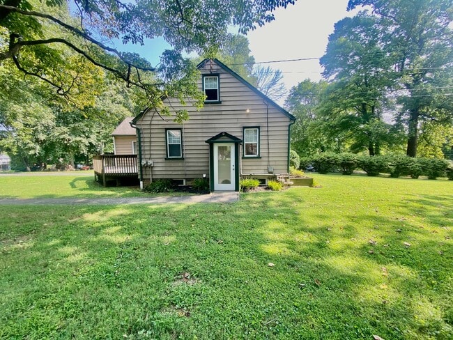 Building Photo - SPACIOUS 4 BED/2 BATH HOUSE-Luxury Vinyl F...