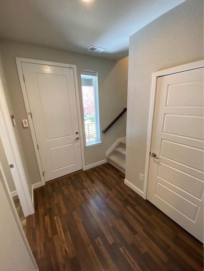 Building Photo - 612 E Hinsdale Ave