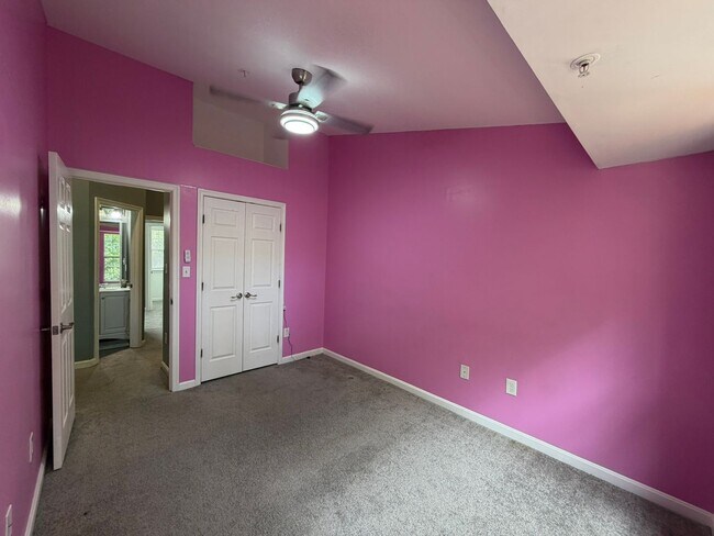 Building Photo - Beautiful Townhome in Seven Oaks!