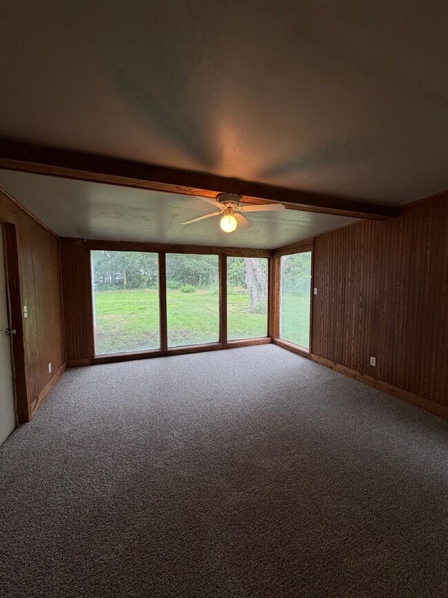 Building Photo - Spacious 2 Bedroom Home Holland Northside
