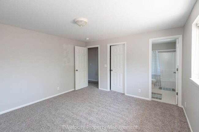 Building Photo - Beautiful Townhome with new paint, carpet ...