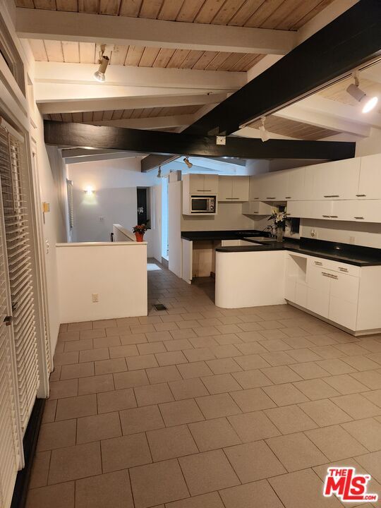 Building Photo - 305 S Bedford Dr